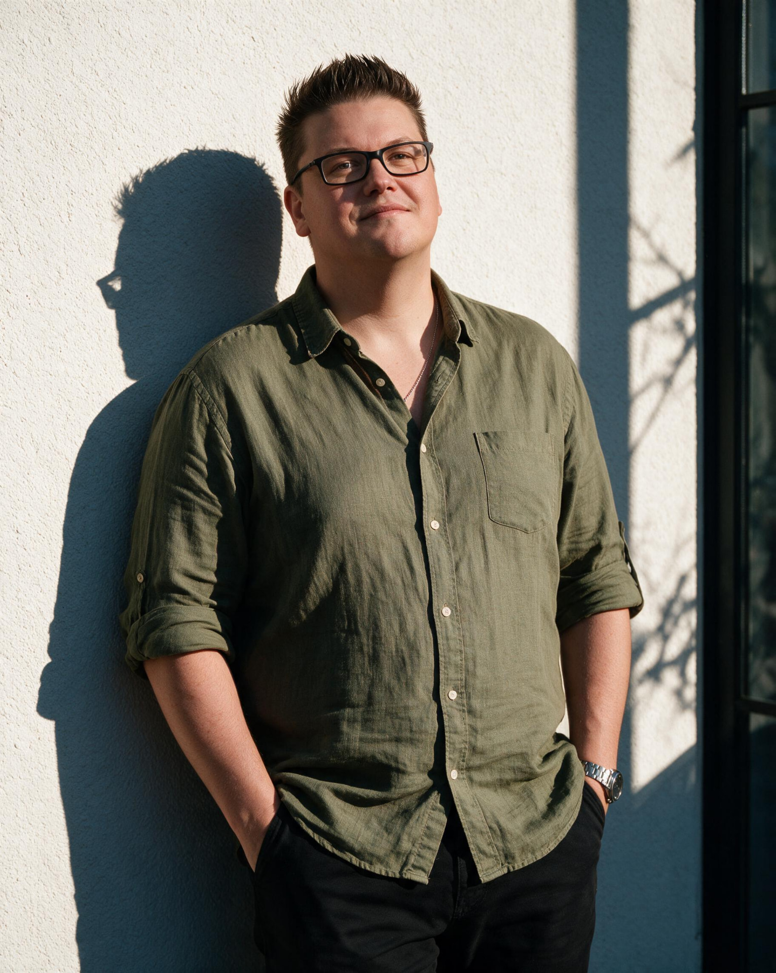 Sven Wedler lehnt an einer hellen Wand